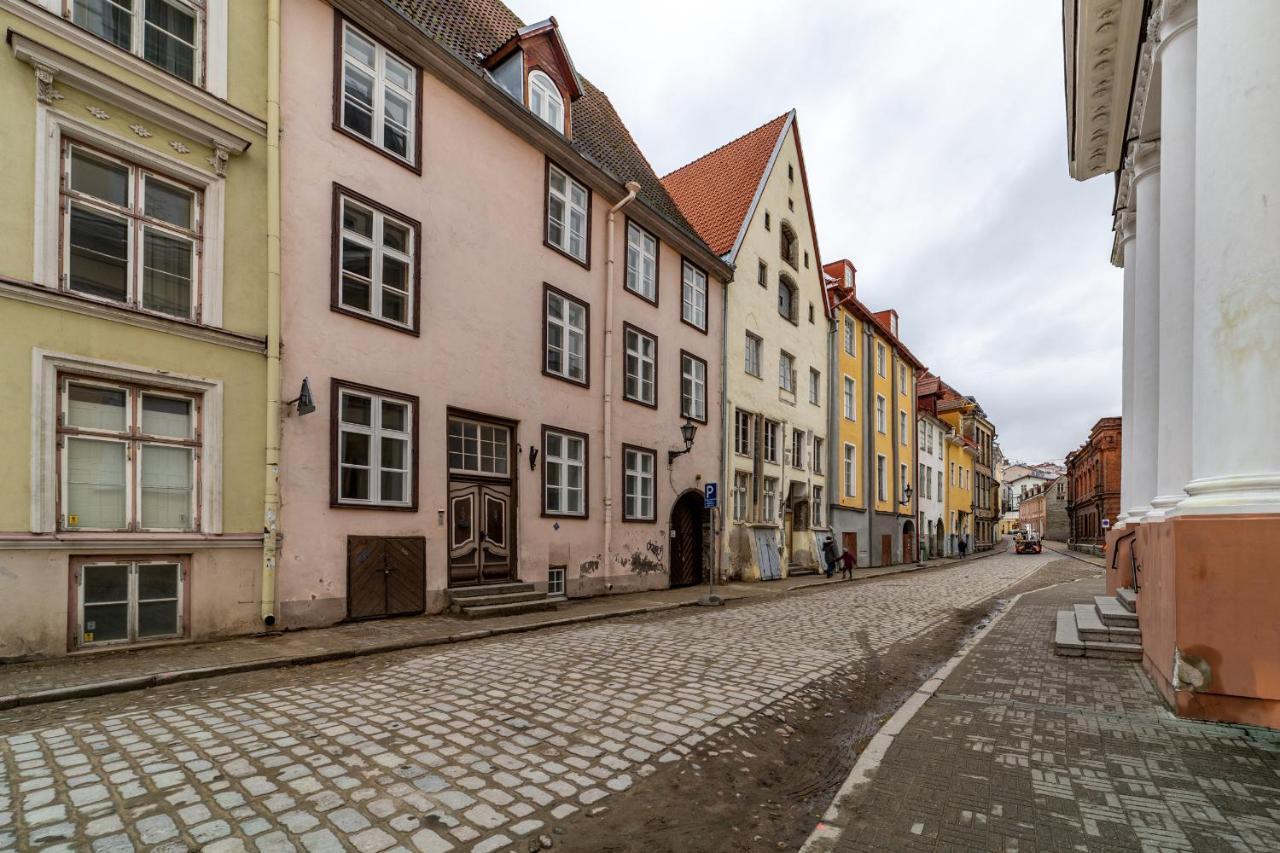 Roofs Of The Old Tallinn Guest House Экстерьер фото